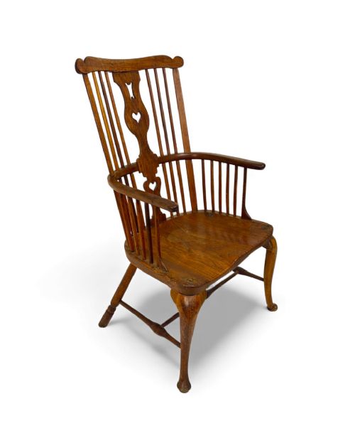An 18th-century Thames Valley Windsor armchair featuring a high comb back with spindles, a pierced heart splat, a contoured saddle seat, and cabriole front legs. View III