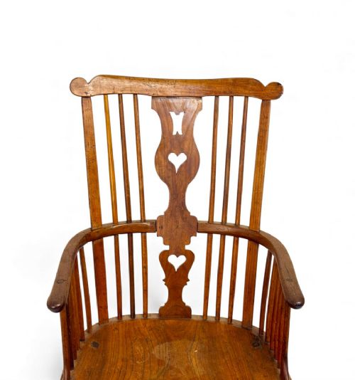 An 18th-century Thames Valley Windsor armchair featuring a high comb back with spindles, a pierced heart splat, a contoured saddle seat, and cabriole front legs. View V
