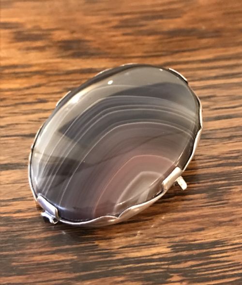 Pretty George V Agate and Silver Brooch