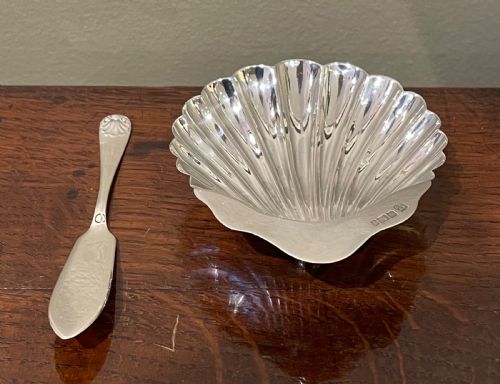 Quality Edwardian Silver Shell Butter Dish & Knife