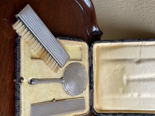 fig 1. Rare George V three piece travelling vanity set by Israel Segalov