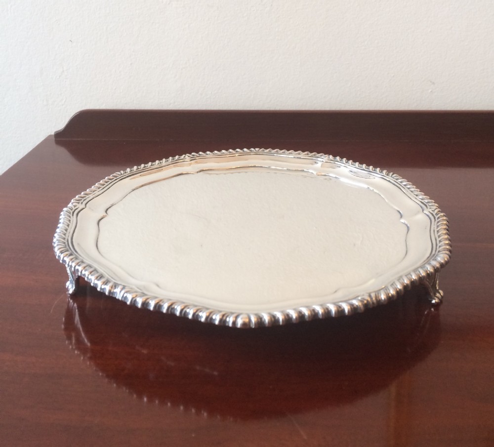 George V silver salver, 377 grams 