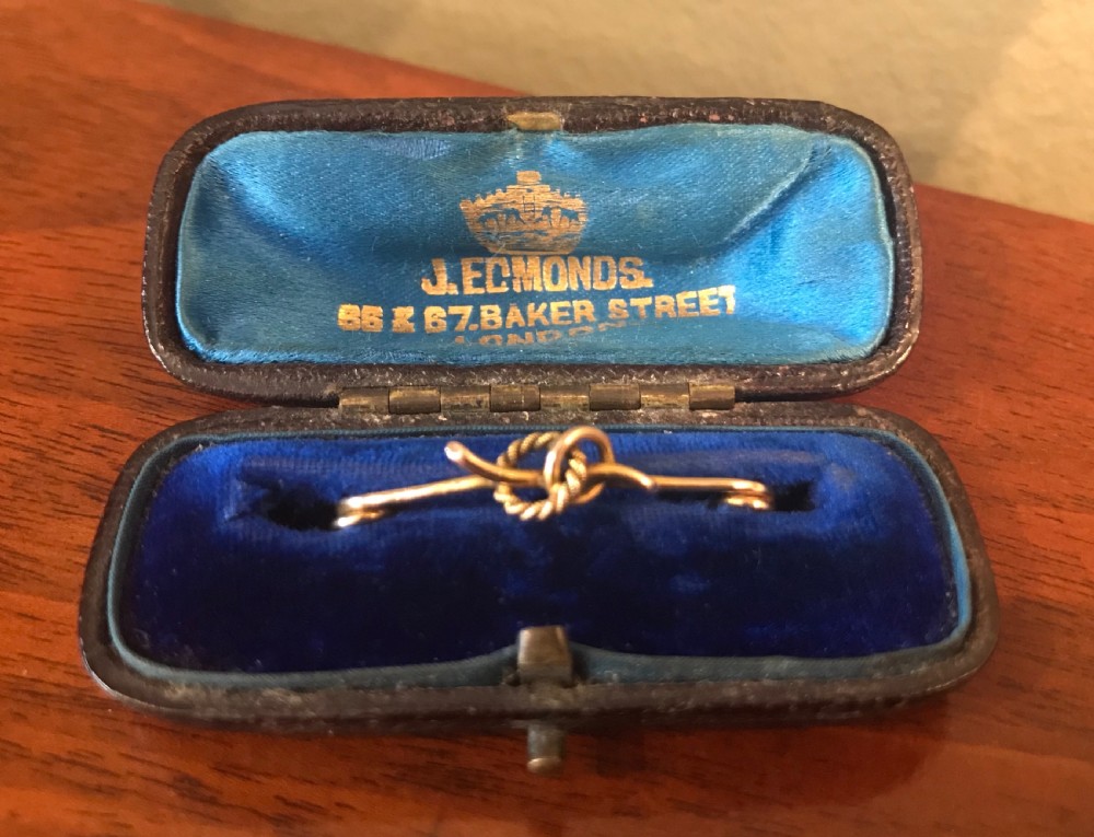 Delightful Edwardian 9ct Gold Knot Brooch  View III