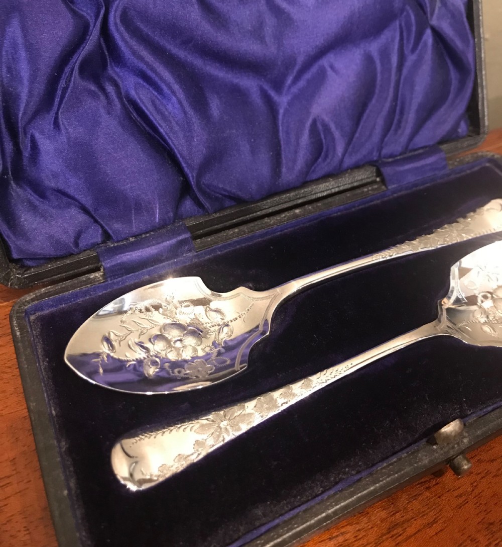 Good Pair of Victorian Silver Preserve Spoons, 1895 View II