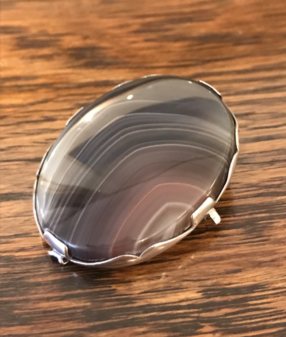 Pretty George V Agate and Silver Brooch