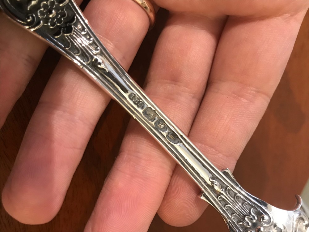 Superb Quality Victorian Queens Pattern Silver Stilton Scoop View II