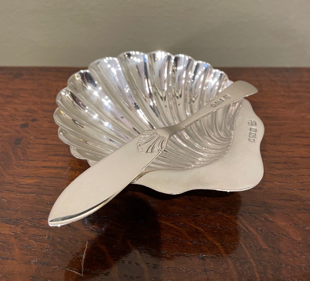 Quality Edwardian Silver Shell Butter Dish & Knife View V