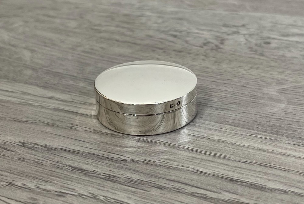 George V Solid Silver Pill Box, 1922 (1 of 2)
