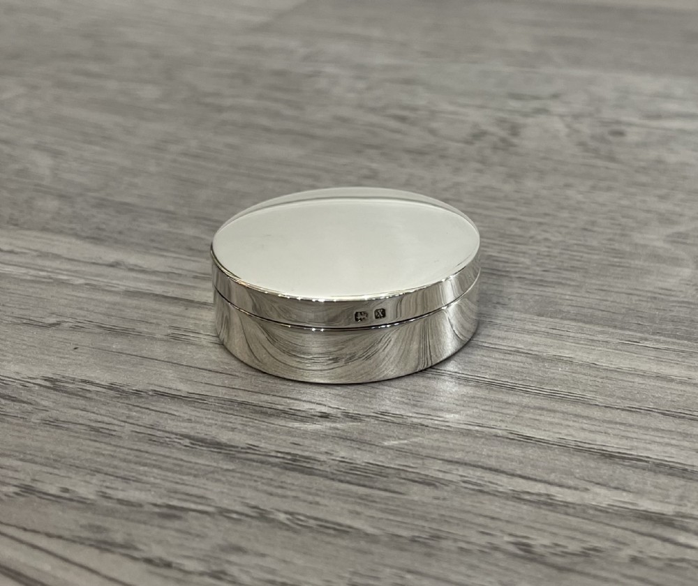 George V solid silver pill box, 1922 (2 of 2)