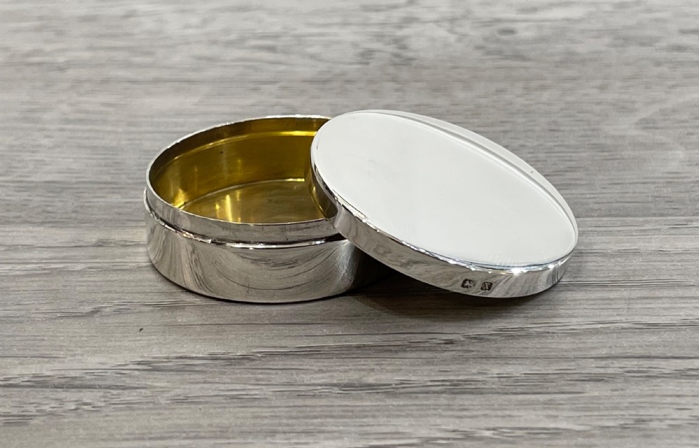 George V solid silver pill box, 1922 (2 of 2) View IV