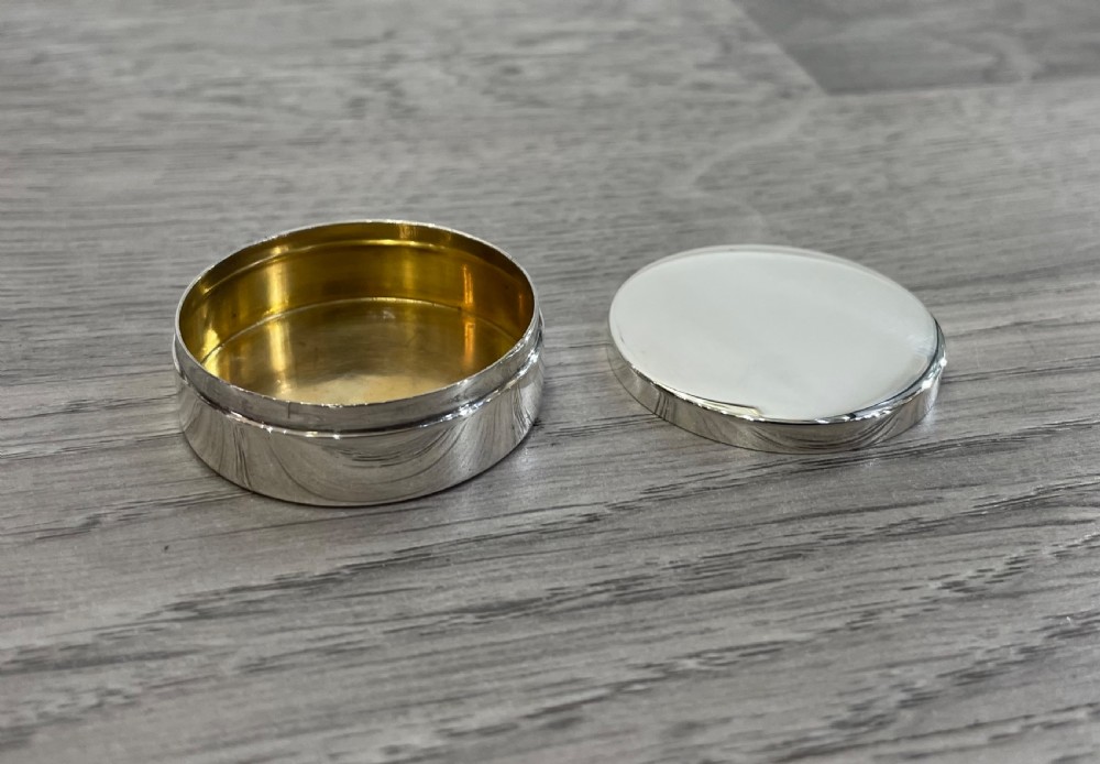George V solid silver pill box, 1922 (2 of 2) View V