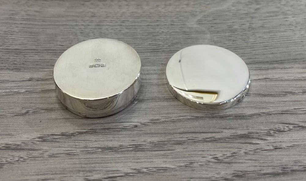 George V solid silver pill box, 1922 (2 of 2) View VI
