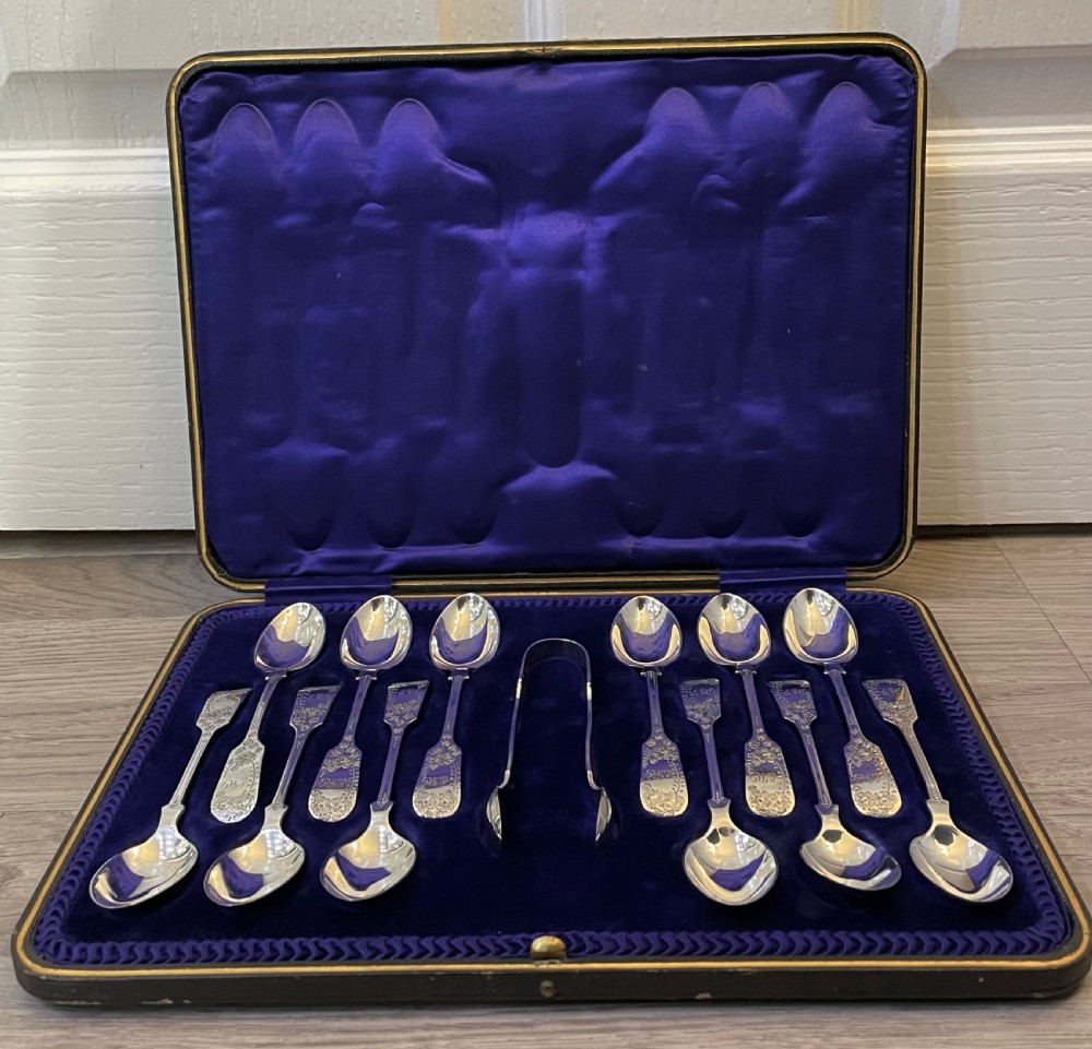 Good Set of Twelve Edwardian Solid Silver Teaspoons and Sugar Tongs, 1907 View II