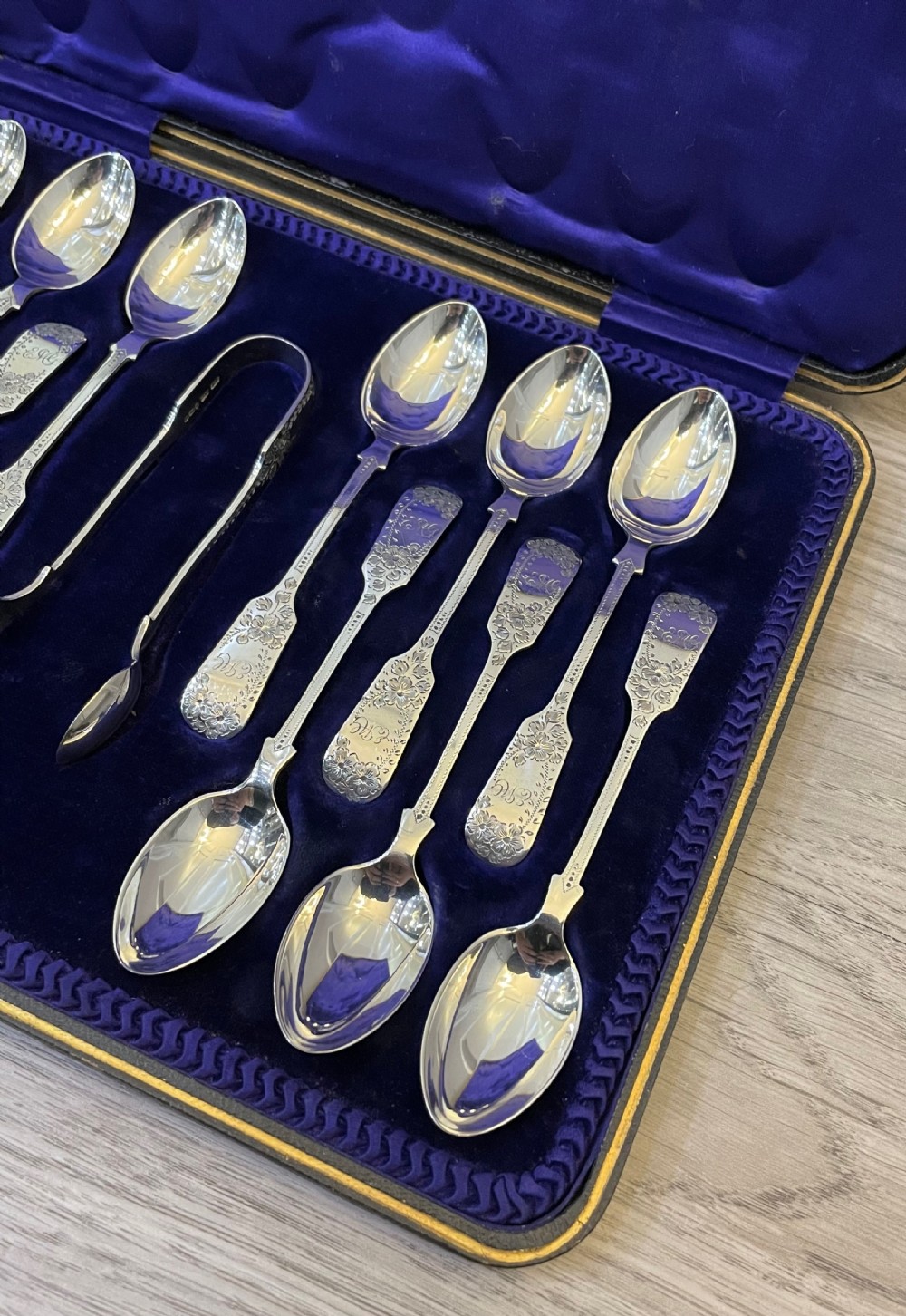 Good Set of Twelve Edwardian Solid Silver Teaspoons and Sugar Tongs, 1907 View IV