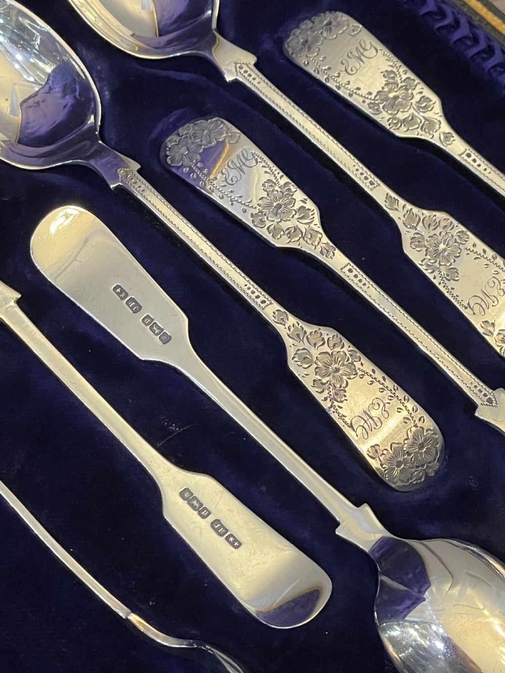 Good Set of Twelve Edwardian Solid Silver Teaspoons and Sugar Tongs, 1907 View V