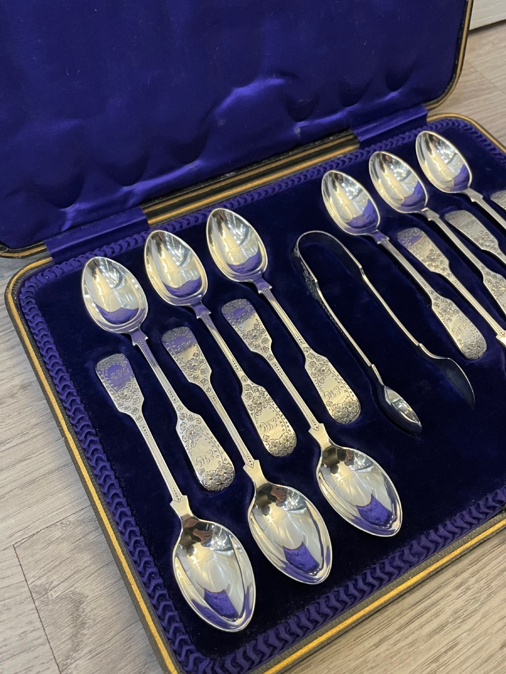 Good Set of Twelve Edwardian Solid Silver Teaspoons and Sugar Tongs, 1907 View VII