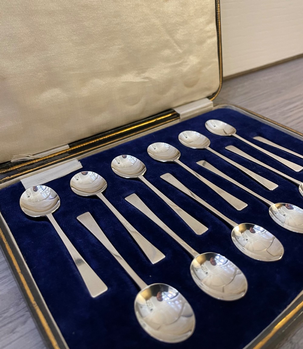 Set of 12 Art Deco Solid Silver Spoons View IV