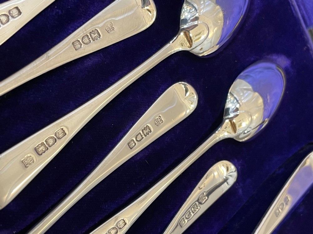 Good Set of 12 George V Solid Silver Teaspoons and Sugar Tongs View VII