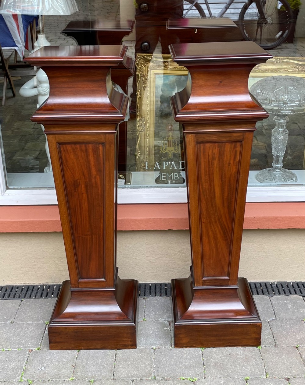 Good Pair of Edwardian Mahogany Pedestals Torcheres  View II