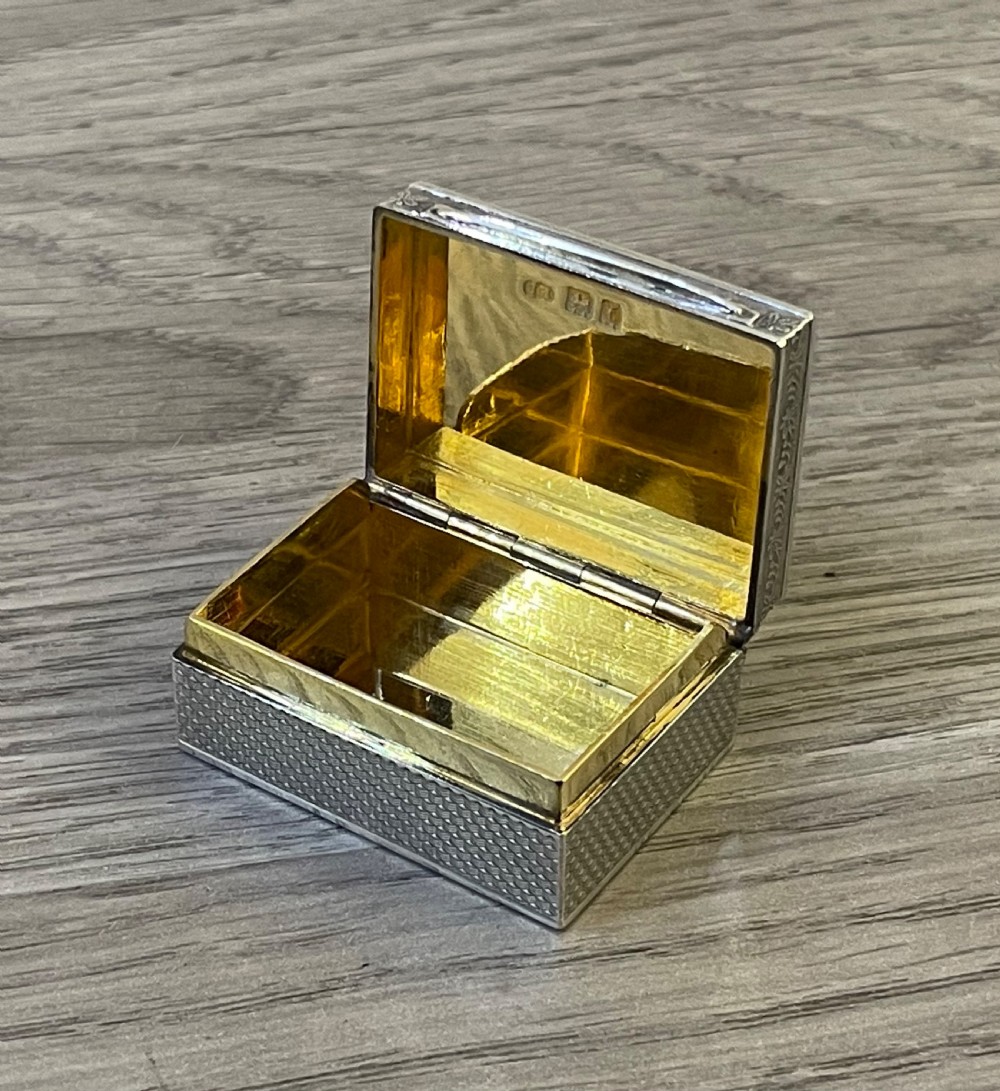 George V Solid Solid Agate Set Snuff Box View III