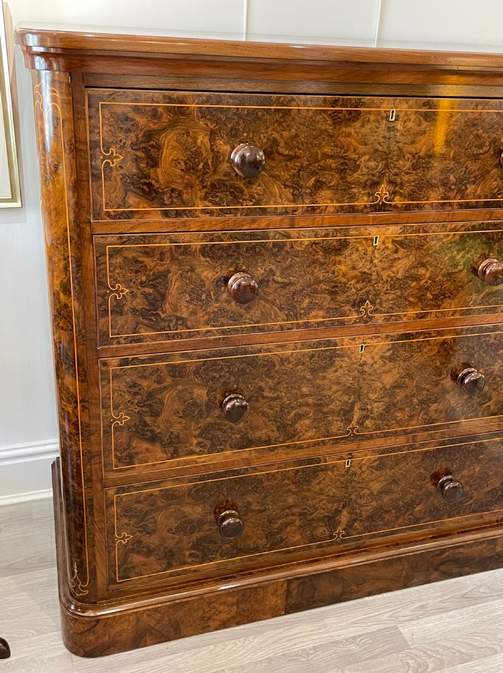 Victorian Burr Walnut Chest of Drawers by Wylie & Lochead, Glasgow View VII