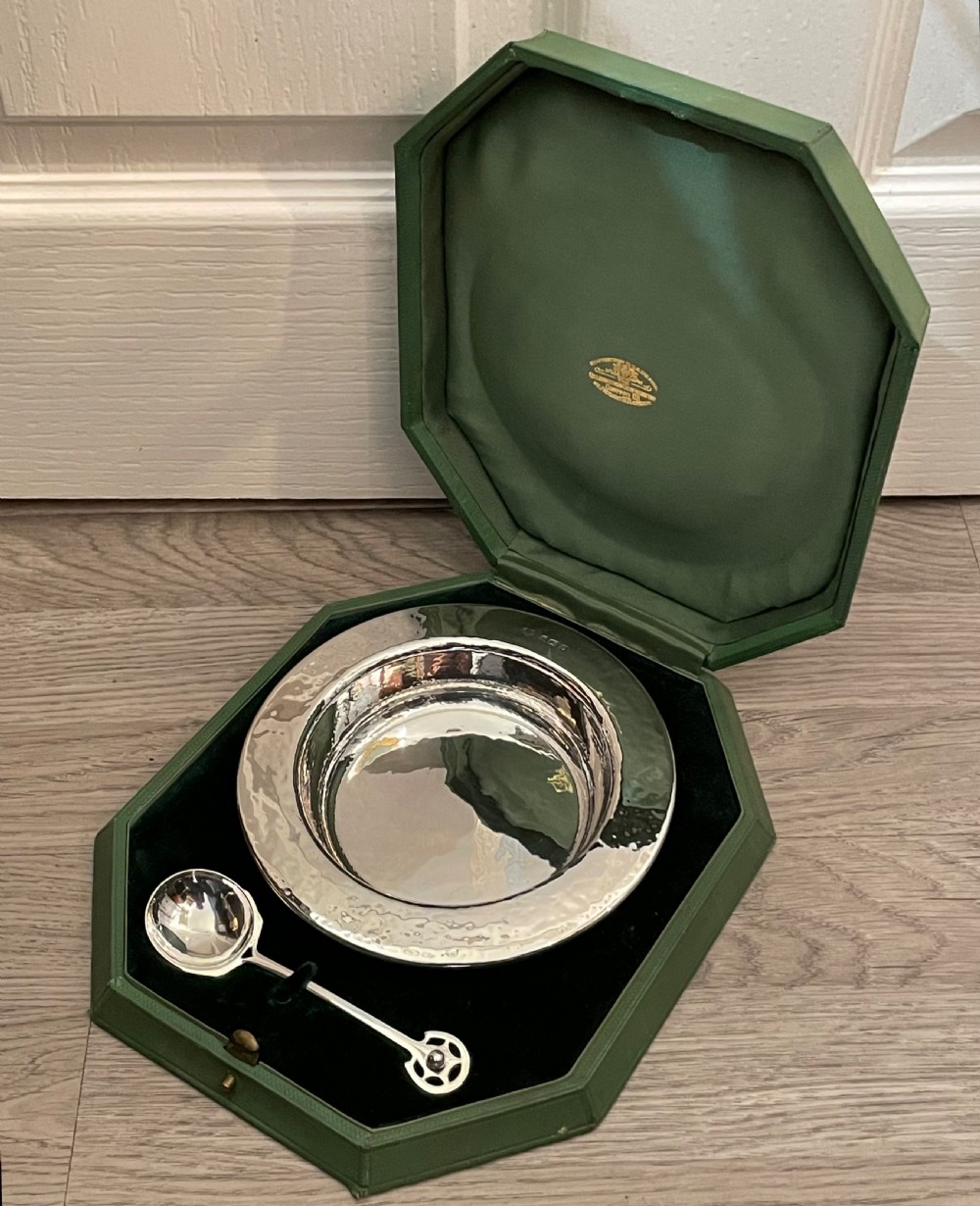 Beautiful Arts & Crafts Solid Silver Christening Set by Goldsmiths & Silversmiths   View II