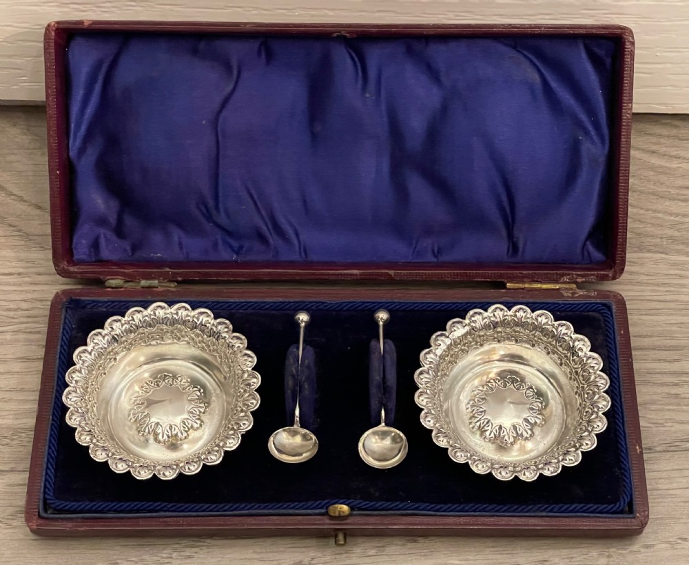 Pair of Victorian Silver Salts with Spoons, cased, 1898 View VI