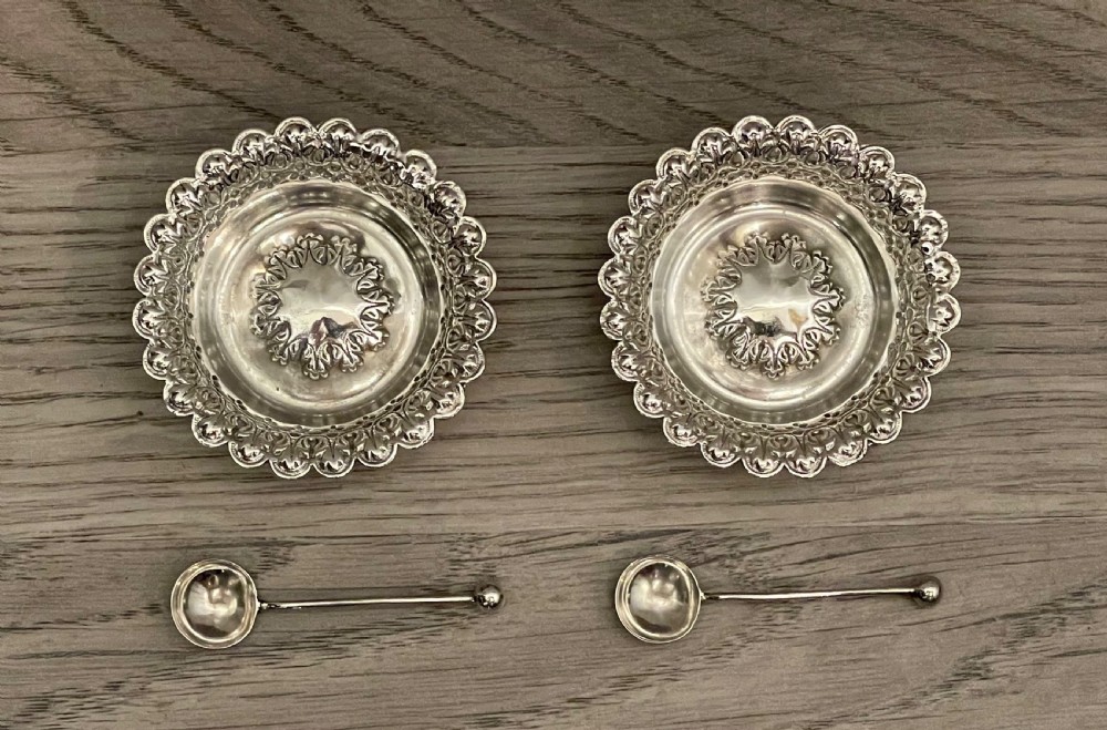 Pair of Victorian Silver Salts with Spoons, cased, 1898 View VII