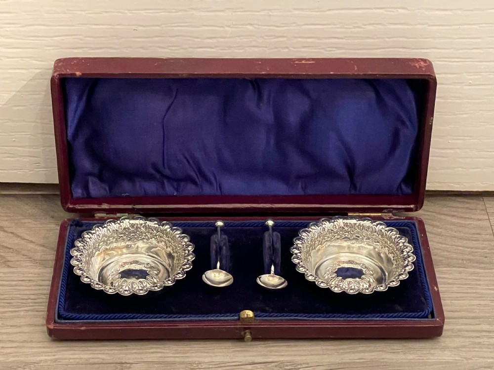 Pair of Victorian Silver Salts with Spoons, cased, 1898 View VIII