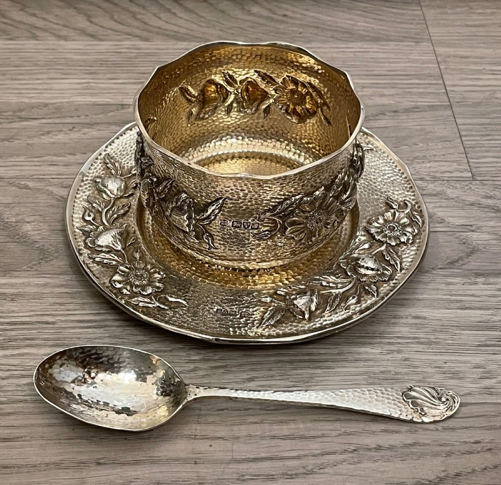 Stunning g Arts & Crafts Silver Gilt Christening Porringer set, Chester View II