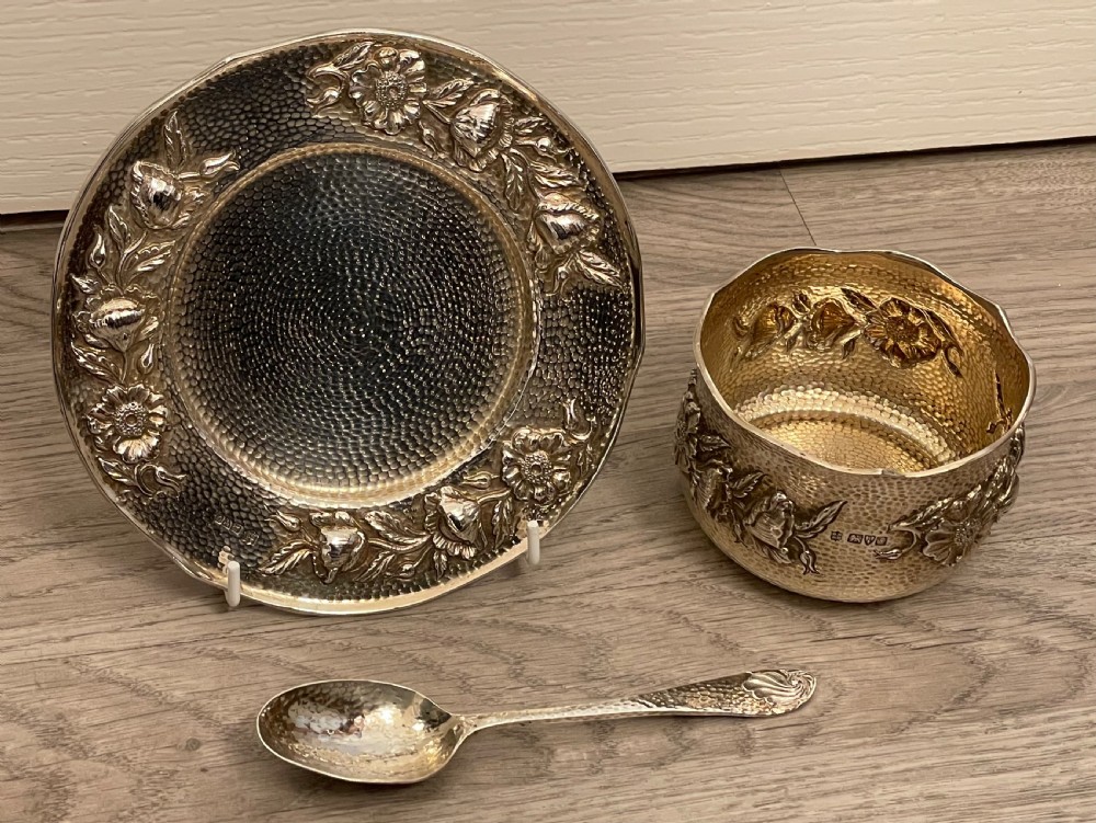 Stunning g Arts & Crafts Silver Gilt Christening Porringer set, Chester View III
