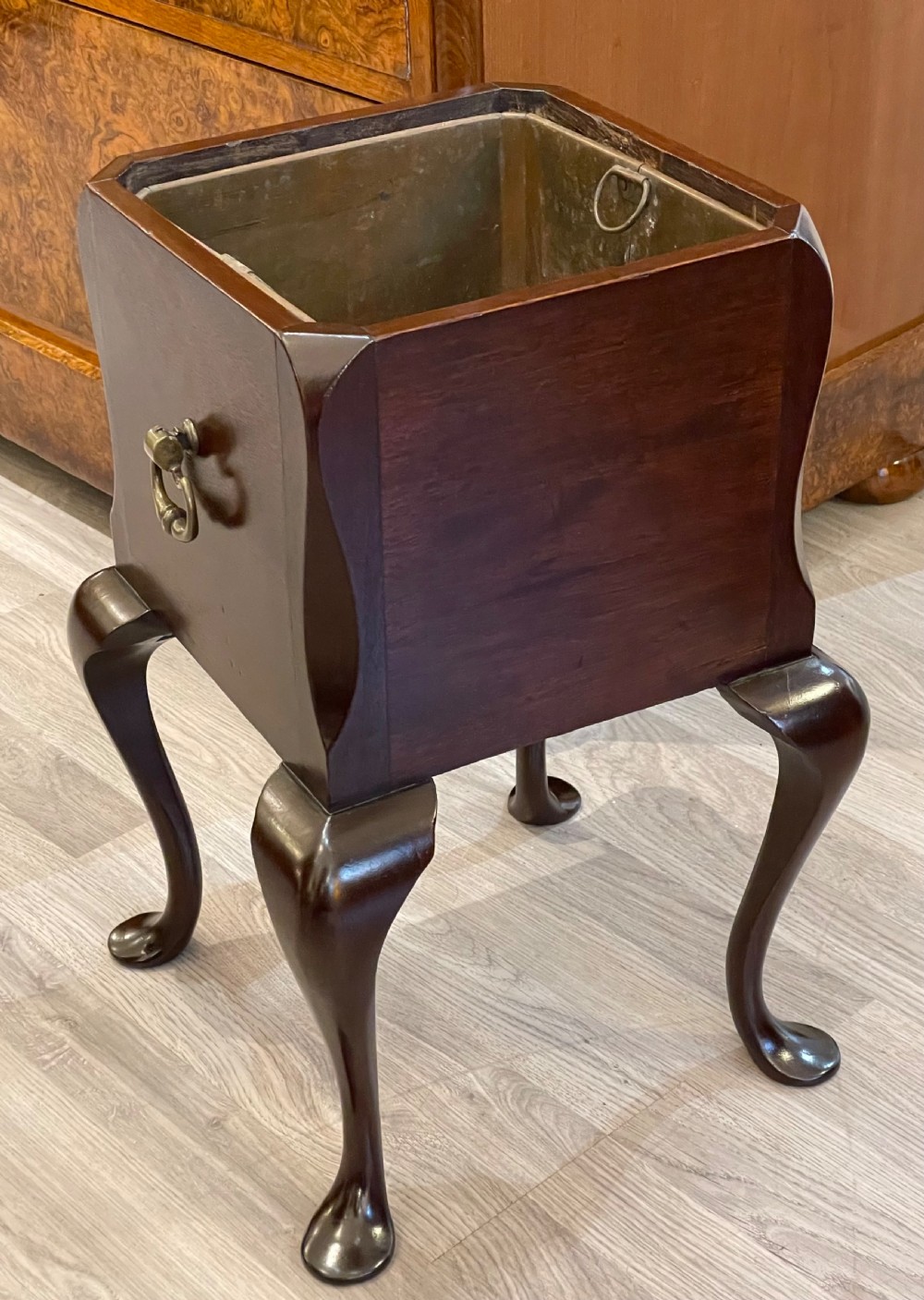 A square dark mahogany Georgian jardiniere featuring cabriole legs, brass side handles, and a removable metal liner.
