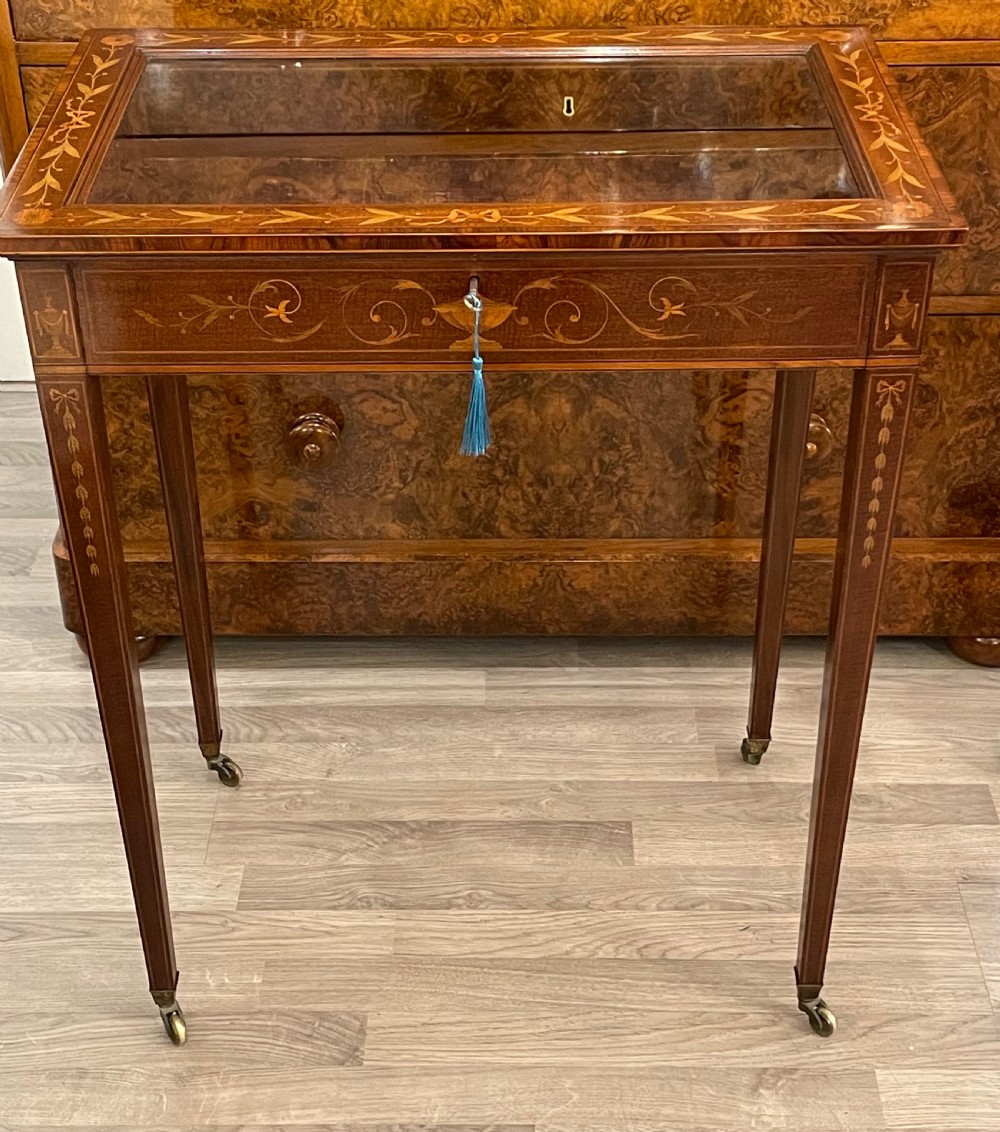 Beautiful Edwardian inlaid Fiddleback Mahogany Bijouterie Table