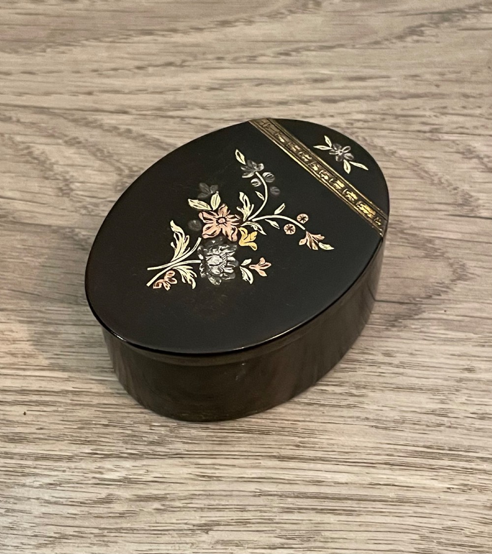 George III tortoiseshell and gold pique snuff box 