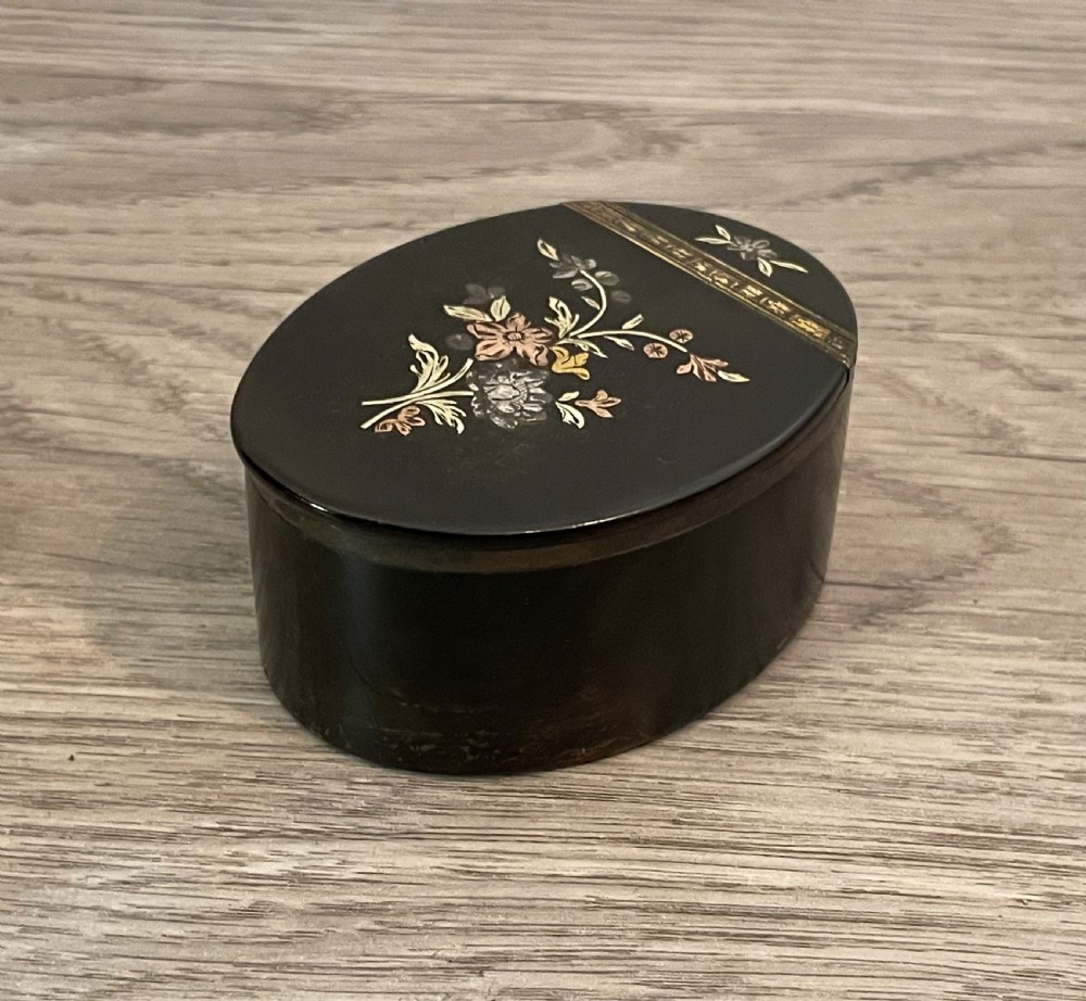George III tortoiseshell and gold pique snuff box  View II
