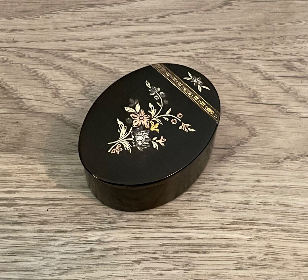 George III tortoiseshell and gold pique snuff box  View III