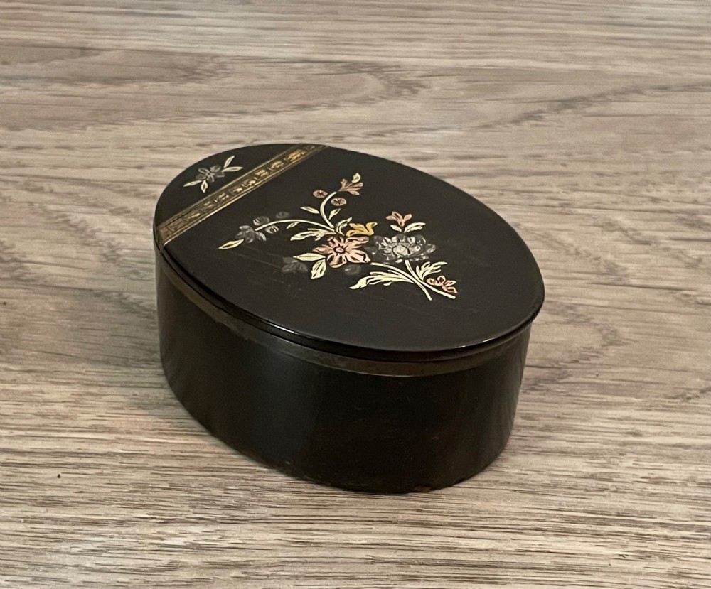 George III tortoiseshell and gold pique snuff box  View IV