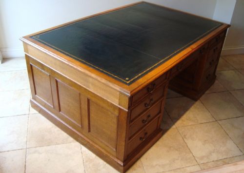 A LARGE EDWARDIAN OAK PARTNERS DESK C1900 - ADDITIONAL PHOTO 2