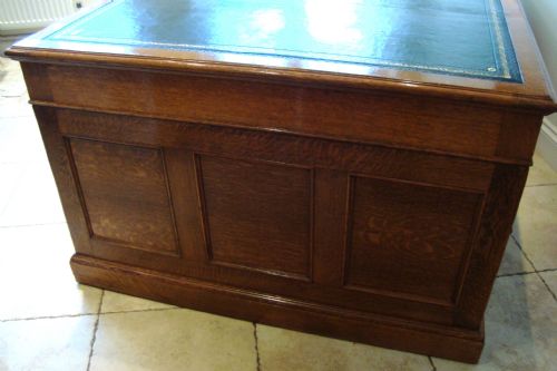 A LARGE EDWARDIAN OAK PARTNERS DESK C1900 - ADDITIONAL PHOTO 3