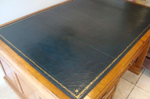 A LARGE EDWARDIAN OAK PARTNERS DESK C1900 - ADDITIONAL PHOTO 7