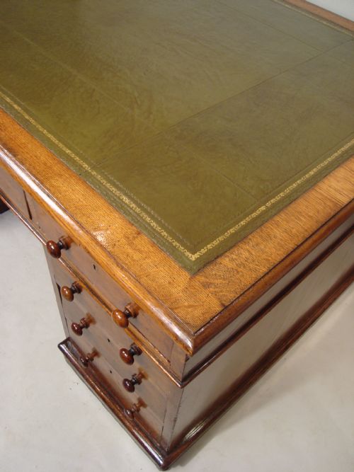 A VERY IMPRESSIVE GOLDEN OAK TWIN PEDESTAL PARTNERS DESK - ADDITIONAL PHOTO 1