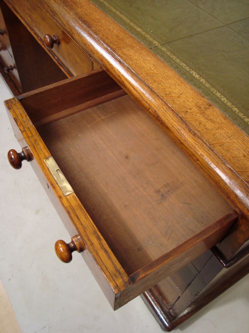 A VERY IMPRESSIVE GOLDEN OAK TWIN PEDESTAL PARTNERS DESK - ADDITIONAL PHOTO 2