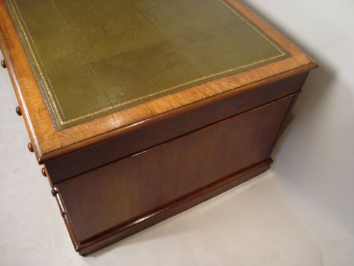 A VERY IMPRESSIVE GOLDEN OAK TWIN PEDESTAL PARTNERS DESK - ADDITIONAL PHOTO 4