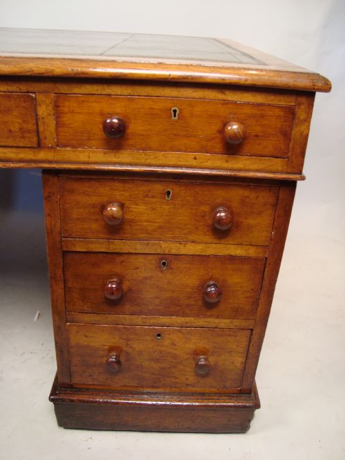 A VERY IMPRESSIVE GOLDEN OAK TWIN PEDESTAL PARTNERS DESK - ADDITIONAL PHOTO 5