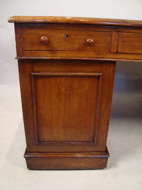 A VERY IMPRESSIVE GOLDEN OAK TWIN PEDESTAL PARTNERS DESK - ADDITIONAL PHOTO 7