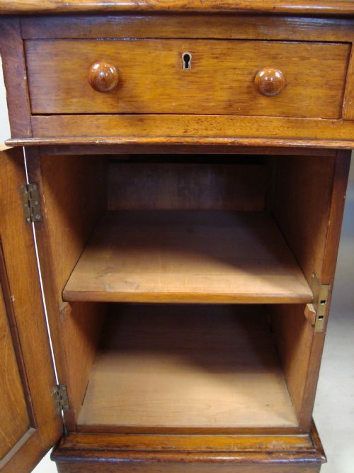 A VERY IMPRESSIVE GOLDEN OAK TWIN PEDESTAL PARTNERS DESK - ADDITIONAL PHOTO 8
