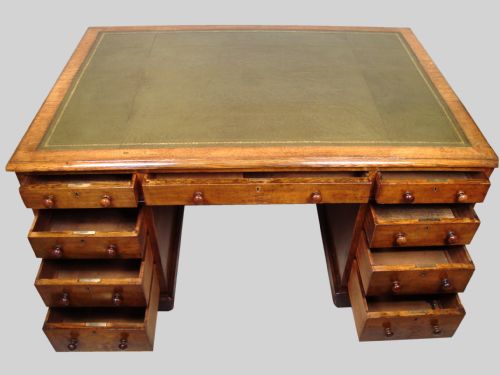 A VERY IMPRESSIVE GOLDEN OAK TWIN PEDESTAL PARTNERS DESK - ADDITIONAL PHOTO 3