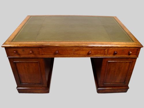 A VERY IMPRESSIVE GOLDEN OAK TWIN PEDESTAL PARTNERS DESK - ADDITIONAL PHOTO 6