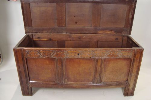 AN 18THC OAK COFFER CHEST - ADDITIONAL PHOTO 1