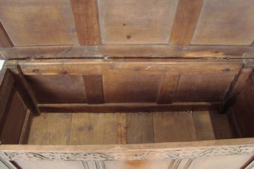 AN 18THC OAK COFFER CHEST - ADDITIONAL PHOTO 2